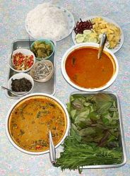 Nouilles de riz avec sauce au poisson et au curry : Kanom chin nam ya